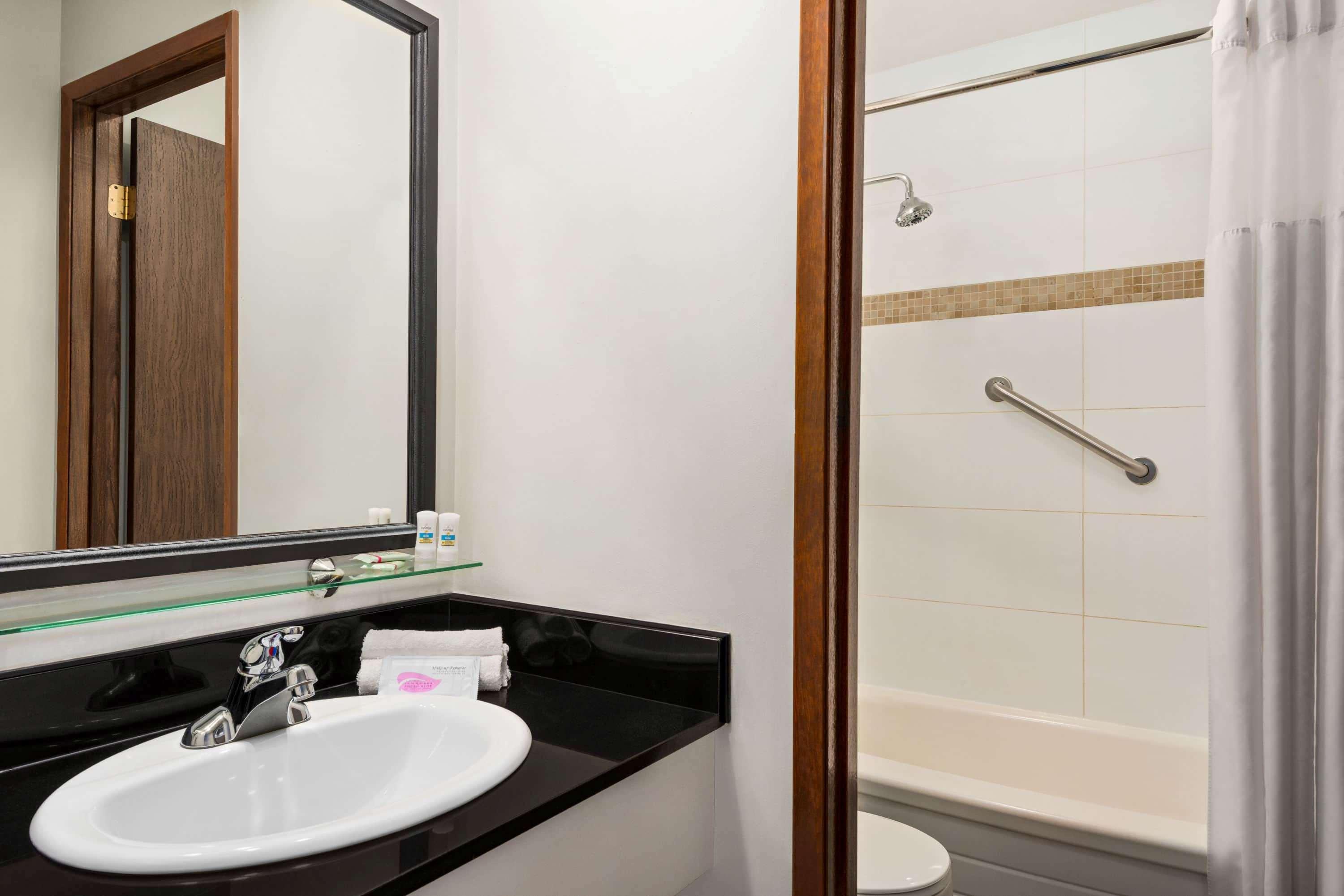 Travelodge By Wyndham Abbotsford Bakerview Экстерьер фото
