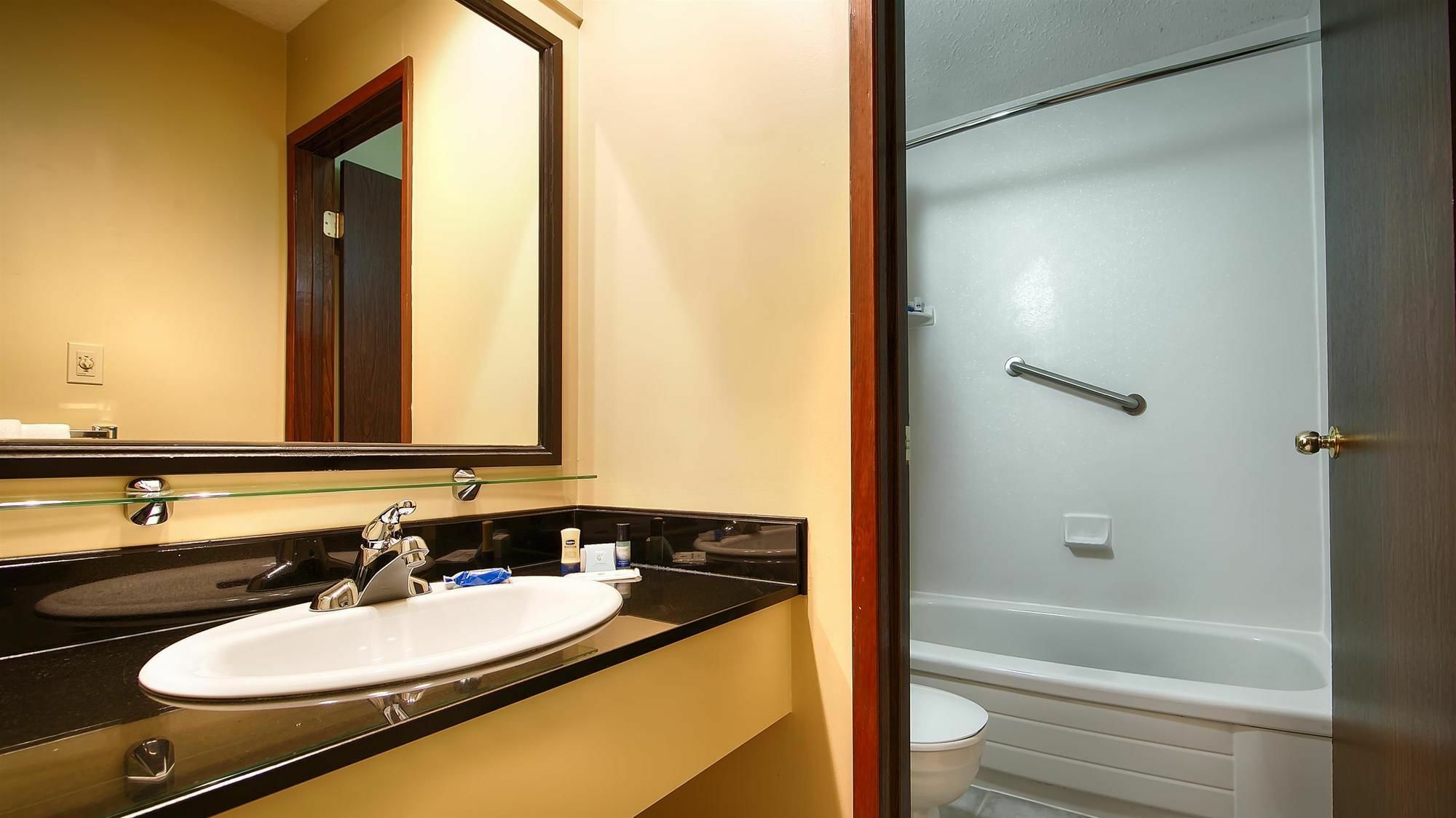 Travelodge By Wyndham Abbotsford Bakerview Экстерьер фото
